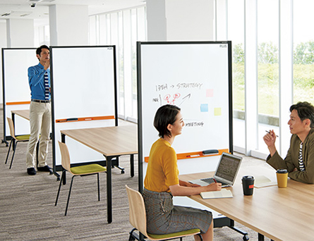 パーティション型ホワイトボード使用シーン1