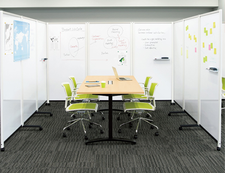 パーティション型ホワイトボード使用シーン2
